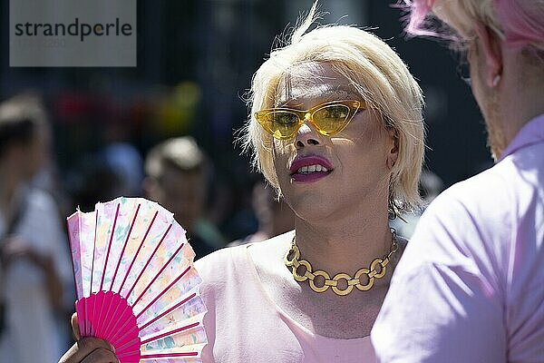 Homosexueller  Transvestit auf der CSD Parade 2022  Köln  Nordrhein-Westfalen  Deutschland  Europa