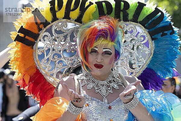 Homosexueller  Transvestit auf der CSD Parade 2022  Köln  Nordrhein-Westfalen  Deutschland  Europa