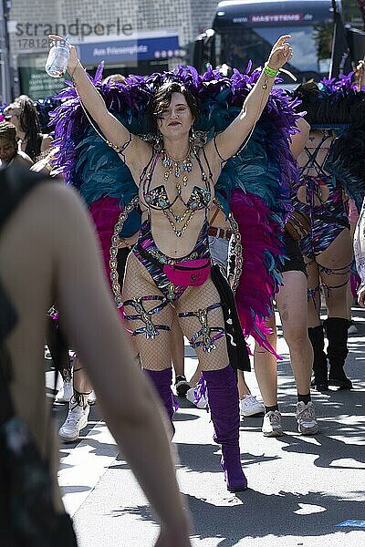 Knapp bekleidete Frauen mit bunten Flügeln laufen auf der CSD Parade mit  Köln  Nordrhein-Westfalen  Deutschland  Europa