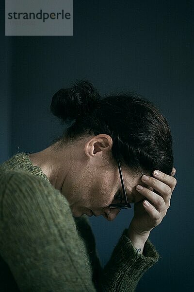 Depressiv  Traurig  Innenaufnahme einer Frau im gestrickten Wollpullover  Porträt