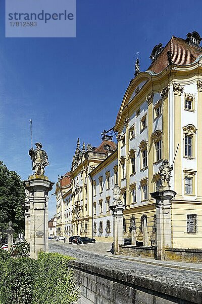 Zufahrt von Osten  Pflasterstraße  Torpfosten mit Wächterfiguren  Residenz Ellingen  erbaut 1708-1760  Hochbarock  Schloss  Deutschordenschloss  Schlossstraße  Ellingen  Fränkisches Seenland  Mittelfranken  Franken  Bayern  Deutschland  Europa