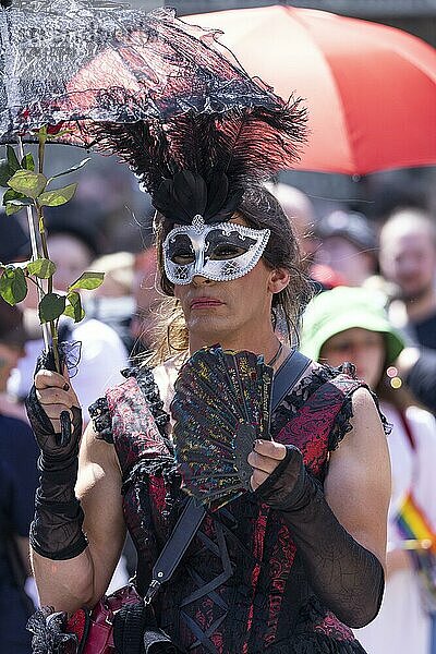 Homosexueller  Transvestit mit Schirm auf der CSD Parade 2022  Köln  Nordrhein-Westfalen  Deutschland  Europa