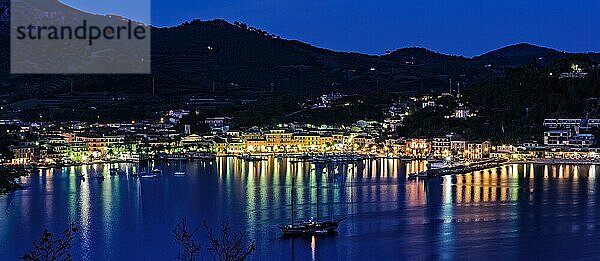 Panoramablick auf Porto Azzurro mit beleuchtete Hafenpromenade bei Abendstimmung während Blaue Stunde  Porto Azzurro  Elba  Toskana  Italien  Europa