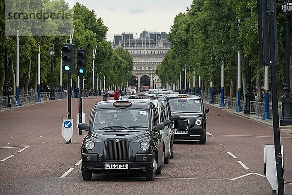 Londoner Taxis in der Straße The Mall  London  England  Großbritannien  Europa