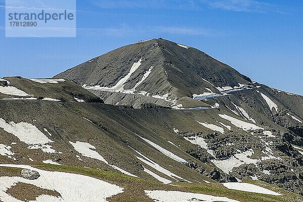 Blick auf Bergkuppe Cime de la Bonette mit kleiner Aussischtsplattform  in der Mitte Gebirgspass Col de la Bonette  Route de la Bonette  Nationalpark Mercantour  Jausiers  Departement Alpes-de-Haute-Provence  Frankreich  Europa