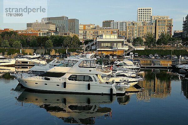 Boote im Alten Hafen  Montreal  Provinz Quebec  Kanada  Nordamerika