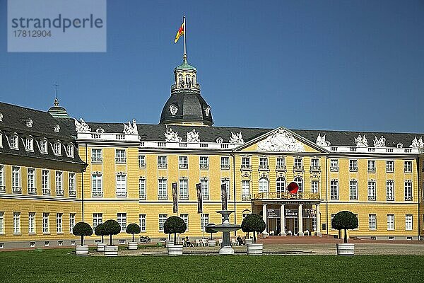 Barockes Schloss in Karlsruhe  Baden-Württemberg  Deutschland  Europa