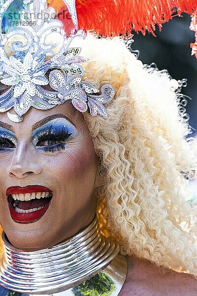 Homosexueller  Transvestit auf der CSD Parade 2022  Köln  Nordrhein-Westfalen  Deutschland  Europa