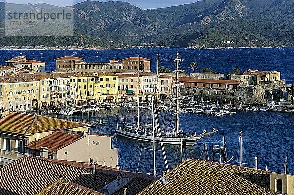 Blick auf alter Hafen von Portoferraio  darin Dreimaster mit eingeholte Segel Rahsegel  Portoferraio  Elba  Toskana  Italien  Europa