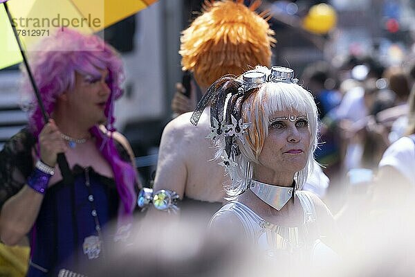 Transvestiten nehmen an der CSD Paarade teil  Köln  Nordrhein-Westfalen  Deutschland  Europa