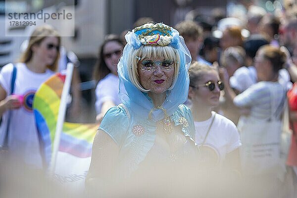 Homosexueller  Transvestit auf der CSD Parade 2022  Köln  Nordrhein-Westfalen  Deutschland  Europa