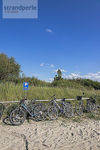 Fahrrad Parkplatz am Strand  Wustrow  Mecklenburg-Vorpommern  Deutschland  Europa