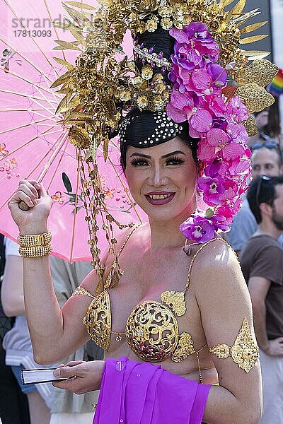 Homosexueller  Transvestit auf der CSD Parade 2022  Köln  Nordrhein-Westfalen  Deutschland  Europa