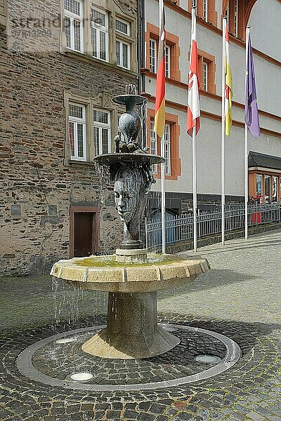 Karlsbader Platz mit Brunnen von Jan Kotek in Bernkastel-Kues  Bernkastel  Mittelmosel  Mosel  Rheinland-Pfalz  Deutschland  Europa