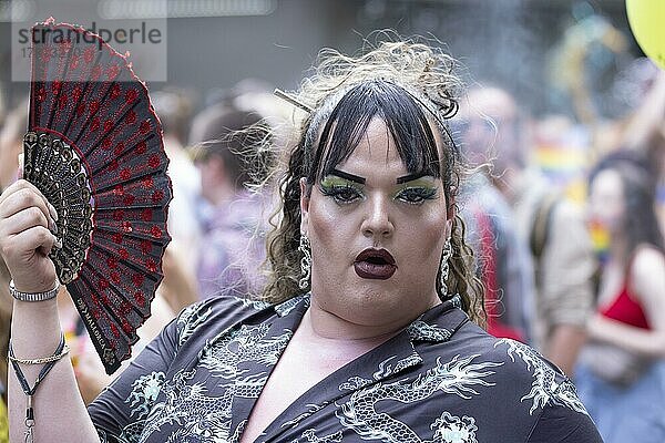 Geschminkter Transvestit mit Fächer auf der CSD Parade  Köln  Nordrhein-Westfalen  Deutschland  Europa