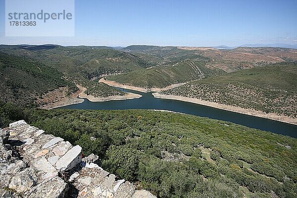 Blick von Castillo de Monfragüe auf Landschaft mit Zufluss zum Rio Tajo im Monfragüe  Extremadura  Spanien  Europa