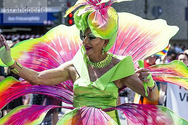 Homosexueller  Transvestit auf der CSD Parade 2022  Köln  Nordrhein-Westfalen  Deutschland  Europa