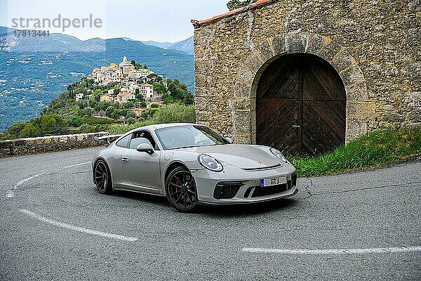 Nachgestellte Aufnahme von klassisches Foto von Porsche 911 an historischer Streckenabschnitt von Rallye Monte Carlo 1965 mit moderner Supercar Sportwagen Porsche GT3  im Hintergrund La Roquette-sur-Var  Département Alpes-Maritimes  Region Provence-Alpes-Côte d?Azur  Frankreich  Europa