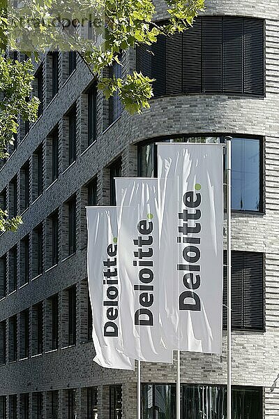 Deloitte Legal  Fahnen mit Logo  Niederlassung Düsseldorf  Rechtsanwaltsgesellschaft  Wirtschaftsprüfungsgesellschaft  Nordrhein-Westfalen  Deutschland  Europa