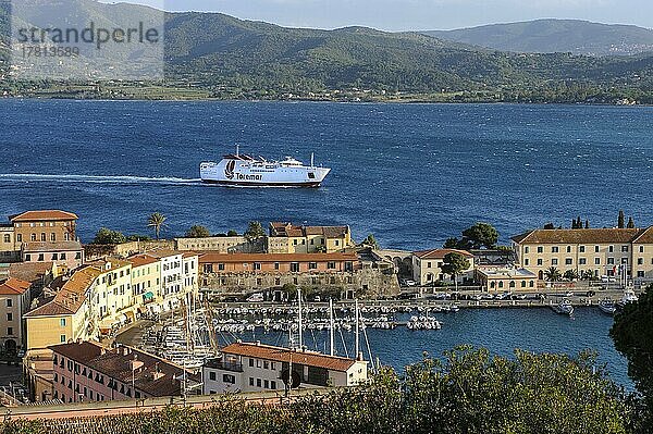 Blick auf Fähre von italienisches Festland nach Elba  im Vordergrund alter Hafen von Portoferraio  im Hintergrund Bucht von Portoferraio mit Küste von Elba  Portoferraio  Elba  Toskana  Italien  Europa