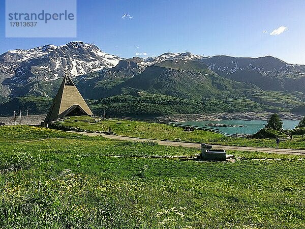 Kapelle mit moderne Architektur Notre-Dame-de-lAssomption in Form von Pyramide  Lac du Mont Cenis  Lanslebourg-Mont-Cenis  Département Savoie  Region Auvergne-Rhône-Alpes  Frankreich  Europa