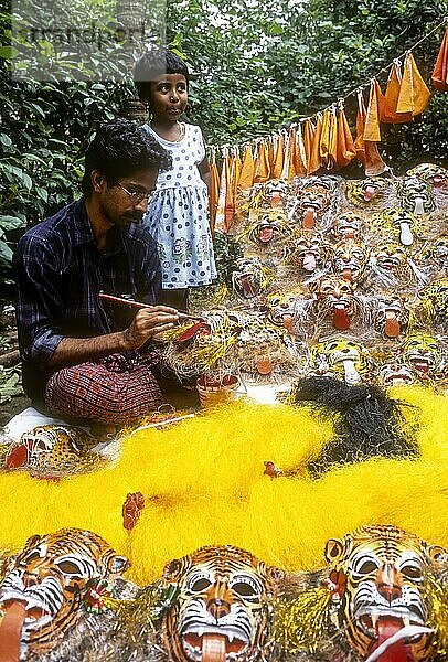 Herstellung der Pulikali Maske in Thrissur oder Trichur  Kerala  Indien  Asien