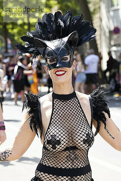 Kostümierte Frau  Domina  mit Maske auf der CSD Parade  Köln  Nordrhein-Westfalen  Deutschland  Europa