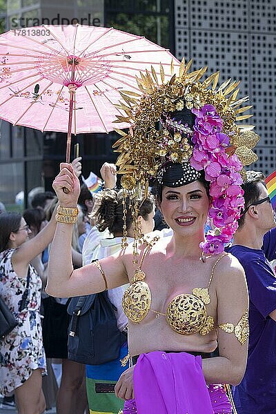 Homosexueller  Transvestit auf der CSD Parade 2022  Köln  Nordrhein-Westfalen  Deutschland  Europa