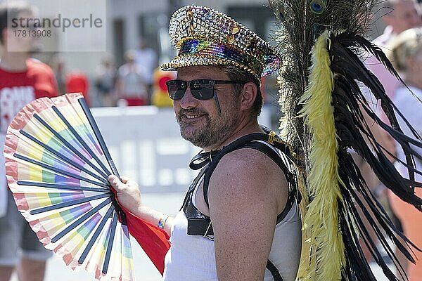 Homosexueller  Transvestit mit Flügeln auf der CSD Parade 2022  Köln  Nordrhein-Westfalen  Deutschland  Europa