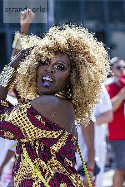 Farbiger Homosexueller  Transvestit auf der CSD Parade 2022  Köln  Nordrhein-Westfalen  Deutschland  Europa