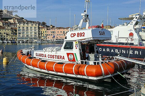 SAR Search and Rescue Schnellboot von italienische Küstenwache Guardia Costiera in Hafen von Portoferraio vertäut an Kai  dahinter Schnellboot mit Schriftzug Carabinieri  Portoferraio  Elba  Toskana  Italien  Europa