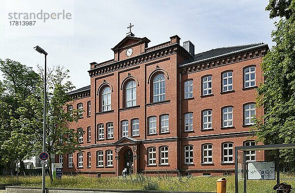 Volkshochschule  ehemaliges Schulgebäude und Lehrerseminar  Gütersloh  Ostwestfalen  Nordrhein-Westfalen  Deutschland  Europa