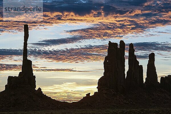 Sonnenaufgang mit Totem Pole im Gegenlicht  Monument Valley  Arizona  USA  Nordamerika