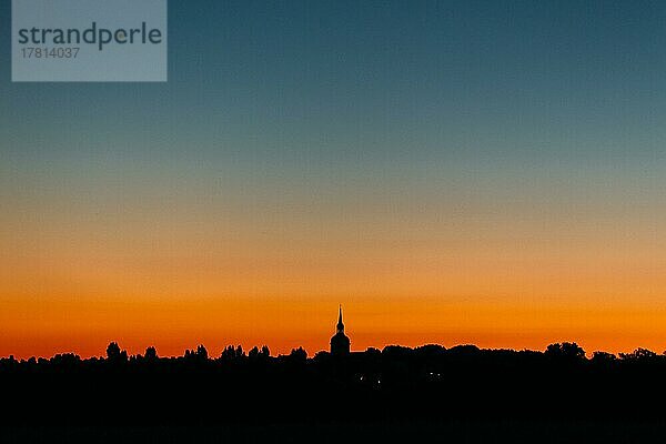 Skyline von Iffendic  Bretagne  Frankreich während des Sonnenuntergangs