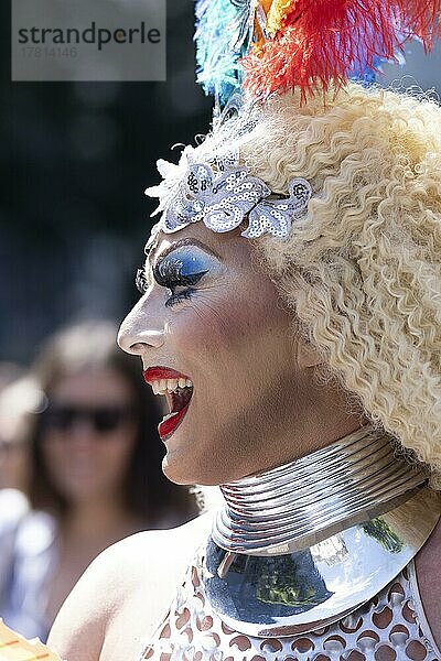 Homosexueller  Transvestit auf der CSD Parade 2022  Köln  Nordrhein-Westfalen  Deutschland  Europa