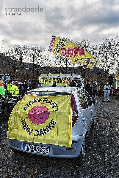 Transparent Atomkraft Nein Danke an einem Auto  Menschen demonstrieren auf Parkplatz vor ehemaligem Kernkraftwerk Würgassen  Beverungen  Höxter  Nordrhein-Westfalen  Deutschland  Europa