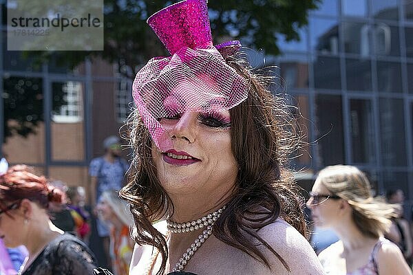 Homosexueller  Transvestit auf der CSD Parade 2022  Köln  Nordrhein-Westfalen  Deutschland  Europa