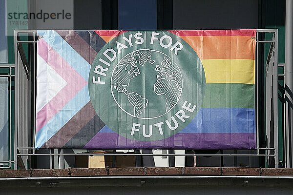 Schild Fridays for Future an einem Balkon  Osnabrück  Deutschland  Europa