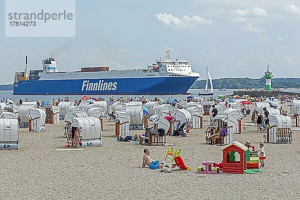 Strandkörbe  Menschen  Finnlines Fähre  Leuchtturm  Hafeneinfahrt  Strand  Travemünde  Lübeck  Schleswig-Holstein  Deutschland  Europa