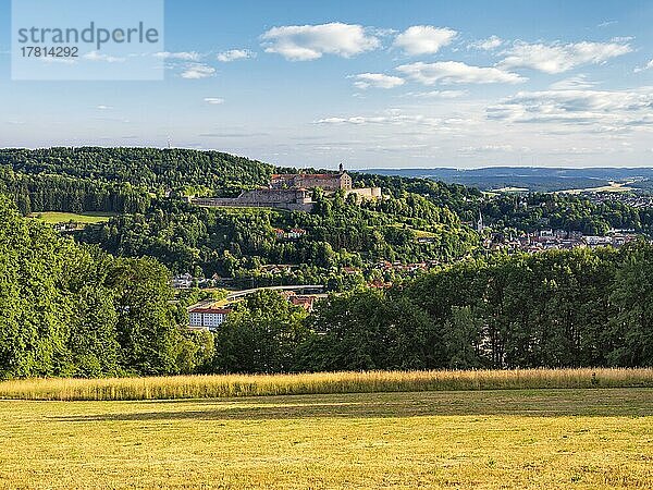 Ausblick auf die Plassenburg und Kulmbach im Abendlicht  Oberfranken  Franken  Bayern  Deutschland  Europa