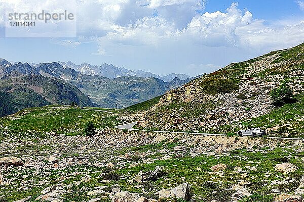 Sportwagen Porsche GT3 fährt auf 2350 Meter hoher Passo Lombarda Pass oberhalb von Baumgrenze an französicher italienischer Grenze  Colle della Lombarda  Département Alpes-Maritimes  Frankreich  Region Piemont  Italien  Europa