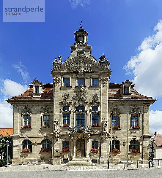 Rathaus mit reichem Fassadendekor  zweigeschossiger Mansarddachbau aus Sandstein mit Glockenturm  Spätbarock  erbaut 1744-1447  vom Deutschen Orden nach Plänen von Baumeister Franz Joseph Roth  Ellingen  Fränkisches Seenland  Mittelfranken  Franken  Bayern  Deutschland  Europa