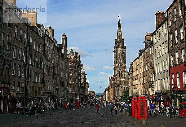 Edinburgh  Fussgaengerzone Royal Mile  rote Telefonzellen  Schottland  Großbritannien  Europa