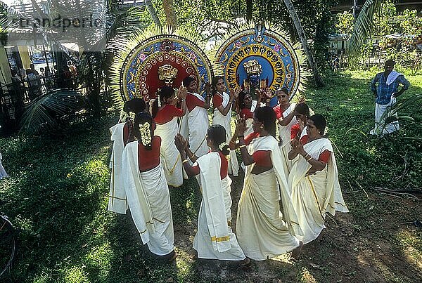 Thiruvathira oder Thiruvathirai Kali  traditioneller Tanz von Kerala vor Theyyam Tänzern in Alappuzha oder Alleppey  Indien  Asien