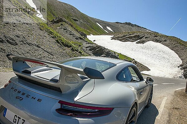 Blick auf Heck Hesckspoiler von Supercar Sportwagen Porsche GT3 auf 2802 Meter höchste asphaltierte Straße in Alpen  Cime de la Bonette  Route de la Bonette  Nationalpark Mercantour  Jausiers  Departement Alpes-de-Haute-Provence  Frankreich  Europa