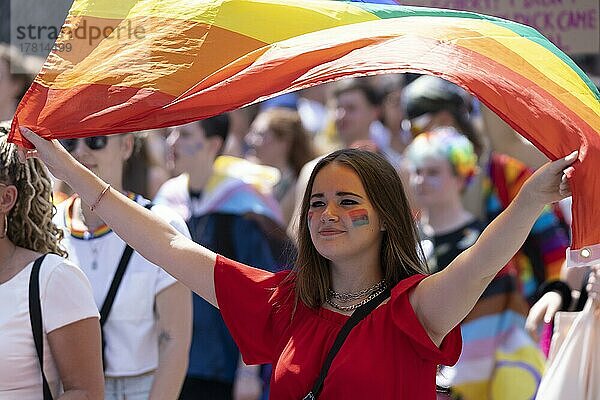 Frau mit Regenbogenfahne auf der CSD Parade Köln  Nordrhein-Westfalen  Deutschland  Europa
