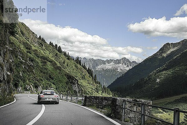 Sportwagen Porsche 911 GT3 auf gut augebaute Alpenstraße von Sustenpass nach Wassen  Kanton Uri  Schweiz  Europa