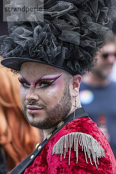 Geschminkter Transvestit mit Hut und Nasenpiercing nimmt an der CSD Parade teil  Köln  Nordrhein-Westfalen  Deutschland  Europa