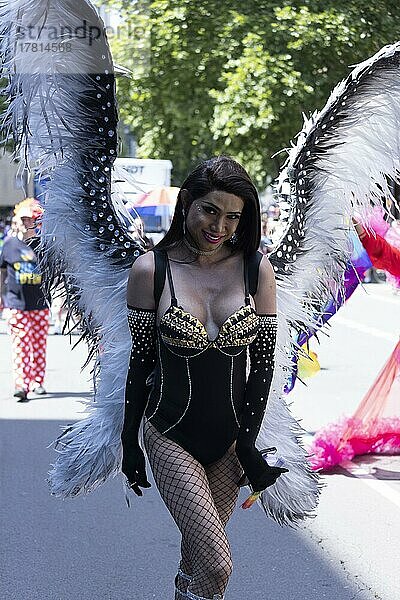 Transvestit mit Flügeln auf der CSD Parade  Köln  Nordrhein-Westfalen  Deutschland  Europa