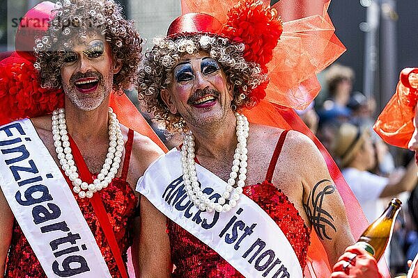 Zwei lachende Homosexuelle  Transvestiten auf der CSD Parade 2022  Köln  Nordrhein-Westfalen  Deutschland  Europa